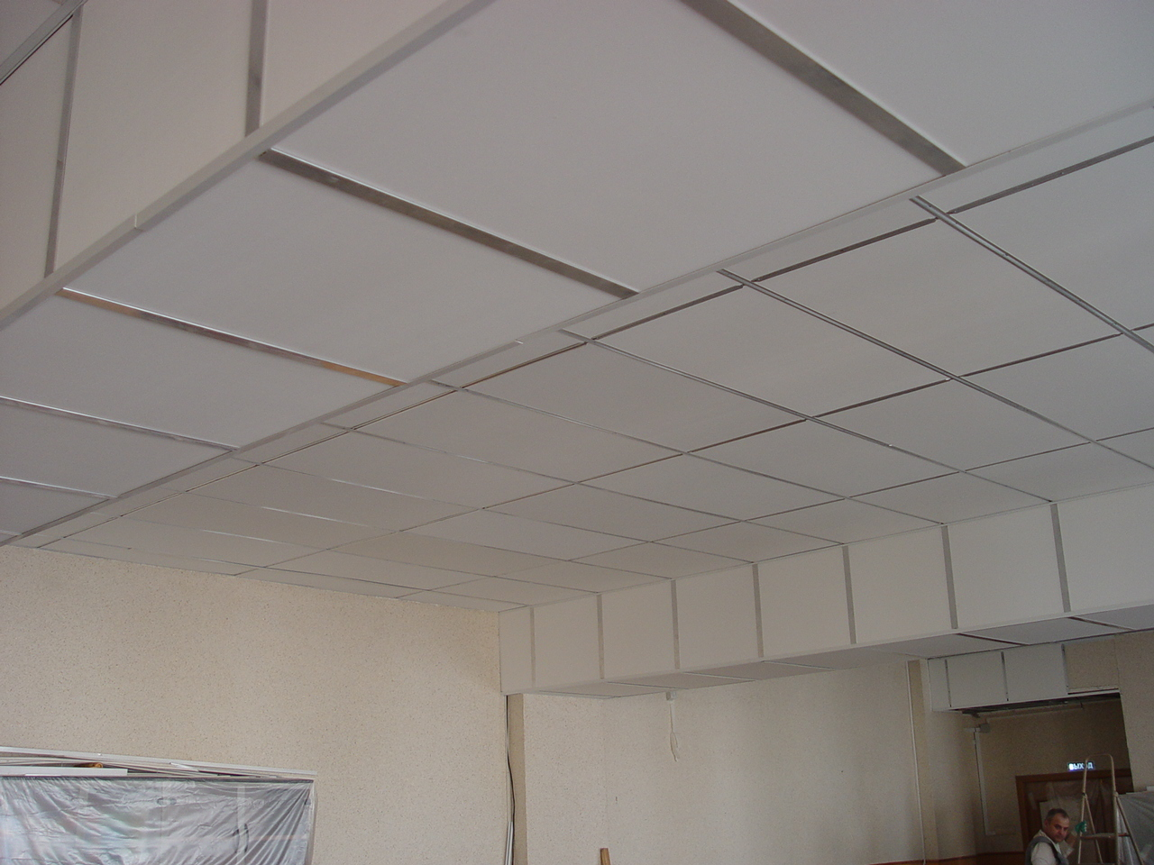 Применение гипсокартонных панелей на потолок